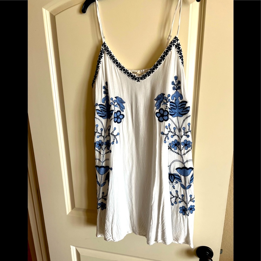 Women’s Size Large White Sundress With Navy Embroidery. Brand is Entro